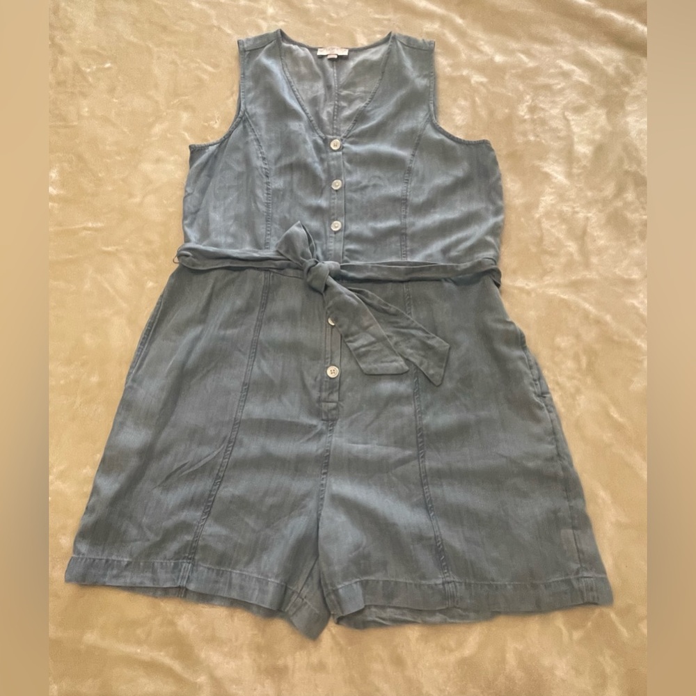 Loft Romper Women’s Size Medium Petite Chambray Blue Sleeveless, Button Closure